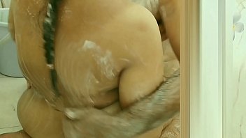 Istri Seksi Mohini Mandi Telanjang Bareng Teman-teman Suami