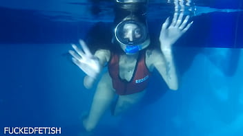 Malam Panas Helen Star Dengan Baju Renang Seksi Dan Topeng Malam Di Tepi Kolam