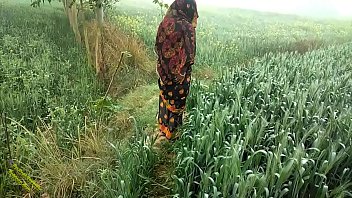 Radhika Desi Yang Nakal Beraksi Mesra Di Alam Terbuka