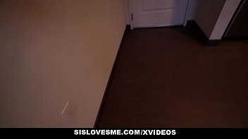 Kakak Tiri Yang Nakal Kasih Hadiah Ulang Tahun Berupa Kontol Panas Untuk Allie Nicole