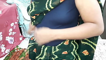 Bidadari India Seksi, Bhabhi Montok Bergaun Saree Hijau Tua Menggoda