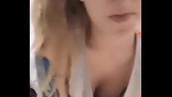 Menggoyangkan Payudara Mungil Di Siaran Langsung