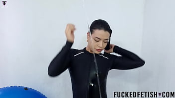 Kecanduan Bak Mandi Hitam Bulan Dengan Neoprene Versi Lambat Yang Menggoda