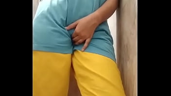 Adik Tiri India Yang Hot Asyik Sendirian Di Kamar Mandi