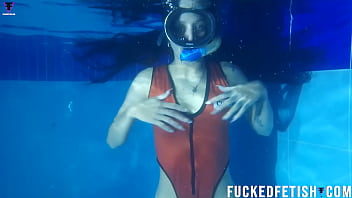 Malam Di Kolam Renang Dengan Helen Star Yang Menggoda Dalam Bikini Seksi