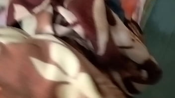 Sakshi Bhabi Yang Seksi Diam-diam Memasukkan Mentimun Ke Dalam Vaginanya Yang Basah