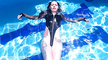 Tubuh Latex Jessica Bunny Yang Menggoda Di Bawah Air