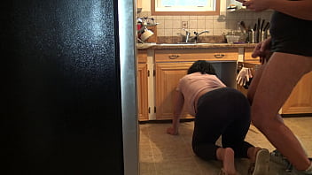 Hampir Ketahuan, Aku Mengelus Diri Dan Memancur Di Bokong Gede Ibu Tiriku Dari Turki