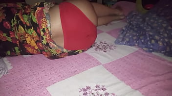 Nyonya Rumah Tangga Desi Dengan Celana Dalam Merah Dan Paha Susu Yang Menggoda