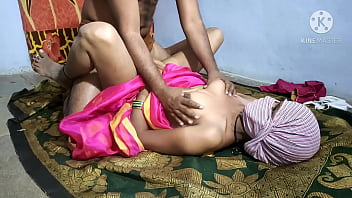 Bercinta Dengan Ibu Rumah Tangga India Yang Memakai Sari Merah Muda Menggoda