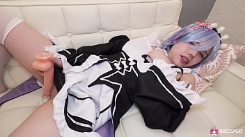 Pelayan Asia Miu Akino Menggesek-gesekkan Dildo Di Klitorisnya Sambil Mengerang Mesra Di Sofa.