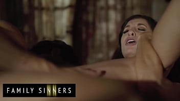 Saat Napsu Membara, Silvia Sage Mengadu Pada Anak Tirinya Seth Dan Menggoda Kontol Besarnya