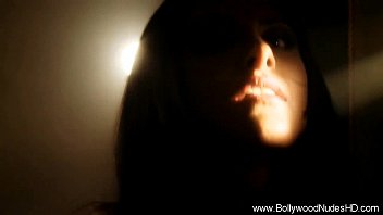 Penari Desi Yang Menggoda Dan Penuh Gairah