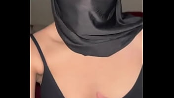 Gadis Arab Berhijab Meremas Dan Mengelus Payudaranya Sendiri Dengan Penuh Nafsu, Memuja Tubuhnya Dalam Adegan Solo Yang Menggoda.