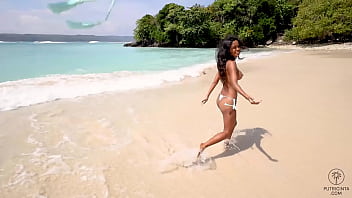 Putri Cinta Telanjang Dan Membungkuk Siap Menampung Kontol Besar Yang Menggoda