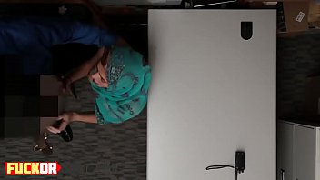 Perwira Nakal Menyuapi Remaja Arab Dengan Sosis Berdenyut Yang Menggairahkan