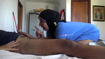 Pembantu Muslim Turki Yang Haus Uang Rela Jilat Pantat Dan Telan Sperma Demi Bayaran Ekstra.