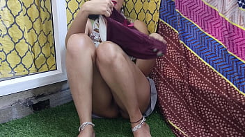 Desi Hot Saraa Menggoda Dengan Pantat Ketatnya, Anal Dan Pussy Fuck Yang Panas Dengan Suara Hindi Yang Bikin Greget