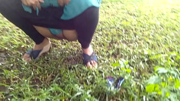 Wanita Desi Mengencingi Dengan Gaya Yang Menggoda