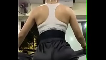 Cô Trang Lộ Hàng Nóng Bỏng Trong Live Stream