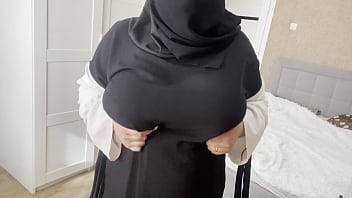 Istri Arab Temanku Memamerkan Payudaranya Yang Menggoda