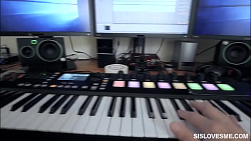 Adik Tiriku Yang Masih Belia Mengisap Kontol Gede Dalam Adegan Pandangan Mata