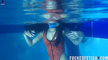 Topeng Selam Helen Star Yang Basah Dan Menggoda Di Kolam Renang