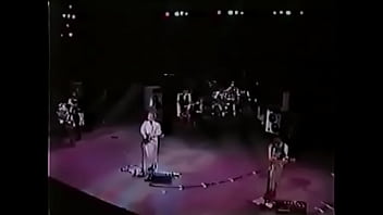 Pria Tangguh Berkeringat Di Atas Panggung – Penampilan Panas 1983