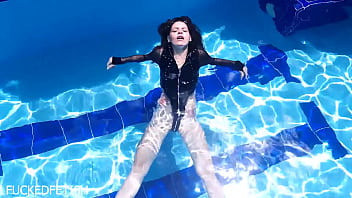 Tubuh Latex Jessica Bunny Menggoda Di Bawah Air