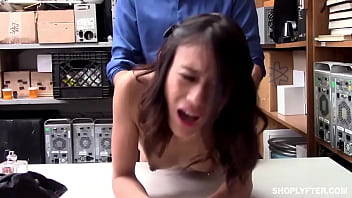 Gadis Asia Berambut Cokelat Yang Mencuri Mau Ngentot Dengan Polisi