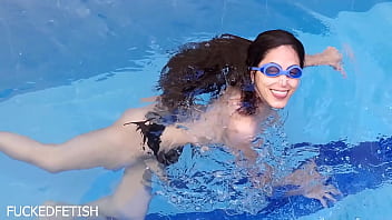 Perempuan Duyung Seksi Helen Telanjang Di Kolam Renang