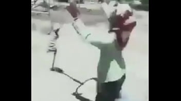 Wanita Terbang Dengan Teks Arab Yang Menggairahkan