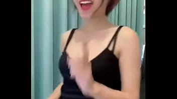 Nàng Streamer Vô Tình Lộ Hàng Nóng Bỏng