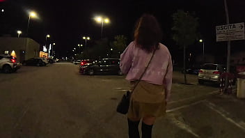 Kakak Tiriku Mengajakku Bermain Di Tempat Umum Sambil Dia Mengendalikan Mainan Getarku Yang Basah!