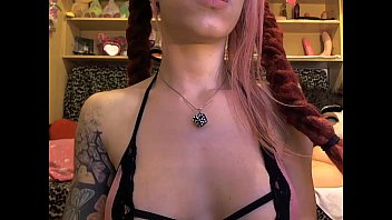 Sofi Mora Yang Imut Muncrat Basah-basahan Di Depan Kamera Live