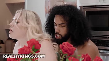 Jenas Starr Yang Bergairah Merana Sendiri Di Hari Ibu, Hingga James Menggoda Pintunya Dengan Nafsu Yang Membara Untuk Memuaskan Kerinduannya – Reality Kings