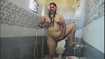 Desi Bhabhi Mengocok Memek Berbulunya Saat Mandi