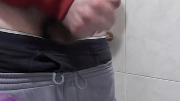 Aku Mengocok Dan Memancur Di Kamar Mandi Mertuaku.