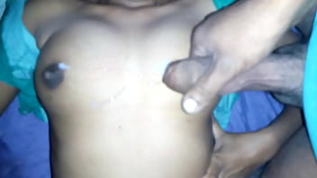 Muncratan Panas Pria India Membasahi Payudara Ranum Istrinya