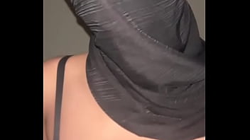 Jilbab Masih Melekat, Payudara Telanjang Bergoyang • Gadis Muslim Arab Meremas Dan Mengelus Buah Dadanya Sambil Mengerang Penuh Nafsu