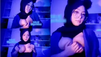 Gadis Berhijab Menggoda Dengan Telinga Kucing Yang Menggairahkan