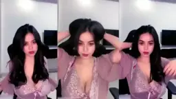 Gadis Cantik Dengan Belahan Dada Mulus Yang Menggoda