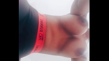 ثديي يضغطان على قضيبك المتصلب، أشعر بالشهوة وأتوق لأن تحتضنني بين صدري، آه ثم تفيض حليبك الساخن فوق جسدي.