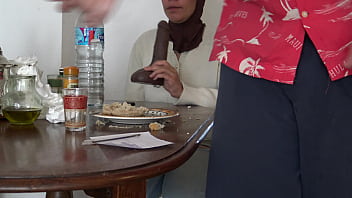 Pemuas Nafsu Turki Ekstrem: Anak Tiriku Beli Dildo Raksasa Untuk Menghajar Memek Berbuluku