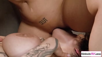 Gadis Lesbian Montok Duduk Di Wajah Kru Pengiriman Arab Seksi