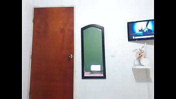 Gadis Remaja Telanjang Memperlihatkan Memeknya Di Siaran Langsung Kamera