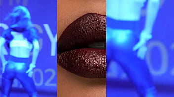 Gadis Tionghoa Bergoyang Dengan Celana Kulit Yang Menggoda