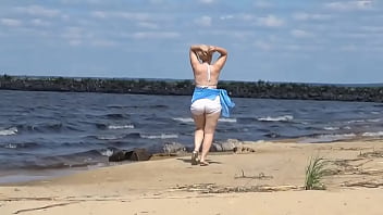 Ibu Seksi Di Pantai Dengan Bikini Putih Yang Menggoda