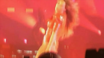 Beyoncé Menggoda Di Balik Sorotan Merah Yang Membara