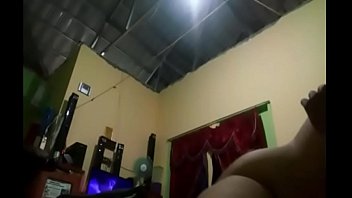 Pasangan Suami Istri Tampilkan Aksi Mesra Langsung Di Depan Kamera